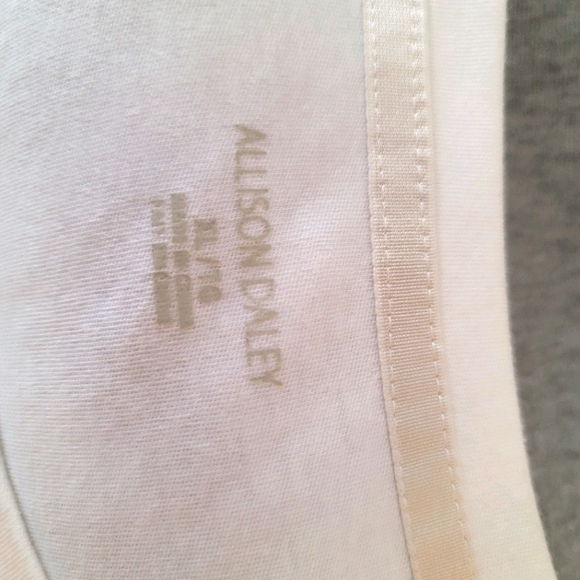 Super white t-shirt from Aliison Daley. - Picture 6 of 6